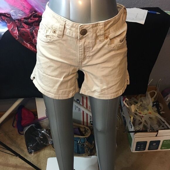 Old Navy Woman’s Short Sz 8 Khaki 4 Pocket NWOT - Picture 1 of 5